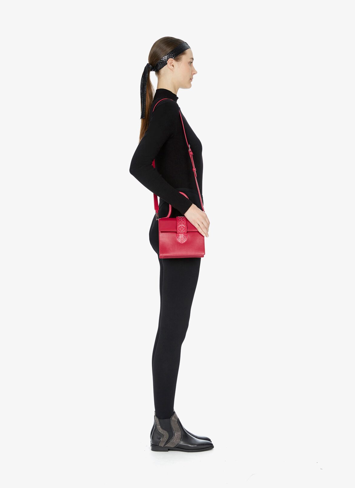 LEONIE SMALL CL+PATTE ELA.CLOU ARABESQ LAQUE ALAÏA ROUGE LAQUÉ  LEONIE SMALL CL+PATTE ELA.CLOU ARABESQ LAQUE